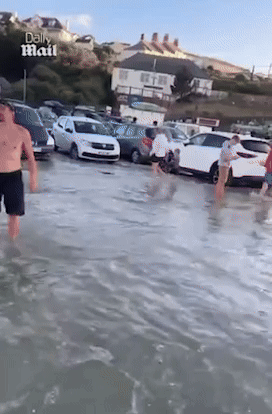 [뉴시스] 영국 콘월의 폴지스 해변에 주차한 차들이 바닷물에 잠겨 운전자들은 당황했다.(영상=데일리메일) 2025.08.26 *재판매 및 DB 금지
