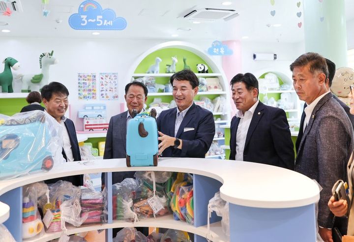 [춘천=뉴시스] 27일 김진태 강원특별자치도지사는 평창송어종합공연체험장에서 열린 평창군 첫 장난감 도서관 개관식에서 “내년까지 도내 전 지역에 장난감 도서관이 설치 될 수 있도록 최선을 다하겠다”고 말했다. 사진은 평창 장난감도서관 개관 모습. 강원특별자치도 제공. *재판매 및 DB 금지