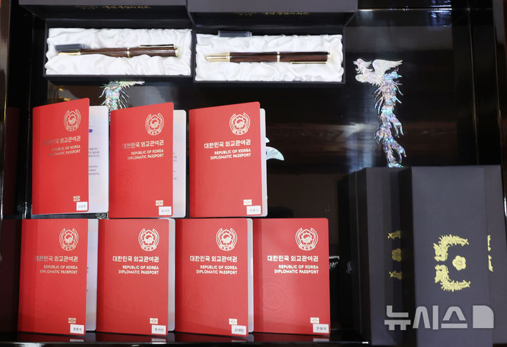 [서울=뉴시스] 전진환 기자 = 문재인 대통령이 14일 청와대에서 열린 미래세대와 문화를 위한 대통령 특별사절 임명장 수여식에서 그룹 BTS에게 임명장을 수여했다. 사진은 이날 BTS 멤버들에게 전해진 외교관 여권과 기념품(만년필). 2021.09.14. amin2@newsis.com