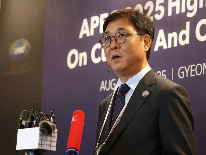 최휘영 문화체육관광부 장관이 27일 경북 경주 힐튼호텔에서 열린 'APEC 문화산업고위급대화'에서 취재진과 인터뷰하고 있다. (사진=문체부 제공) *재판매 및 DB 금지