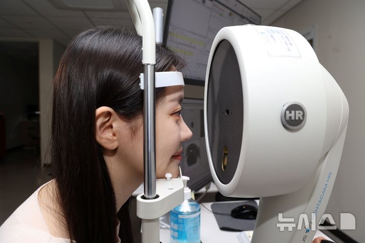 [서울=뉴시스] 시력교정술 전 각막지형도검사, 사시검사 등 정밀검사를 통해 눈의 기능 및 상태를 파악해야 한다. (사진= 김안과병원 제공)