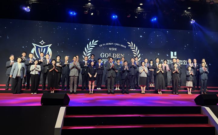 [서울=뉴시스] 27일 서울 신라호텔에서 열린 제9회 골든펠로우 인증식 참석자들이 단체사진을 찍고 있다. (사진=생명보험협회 제공) 2025.08.27. photo@newsis.com *재판매 및 DB 금지
