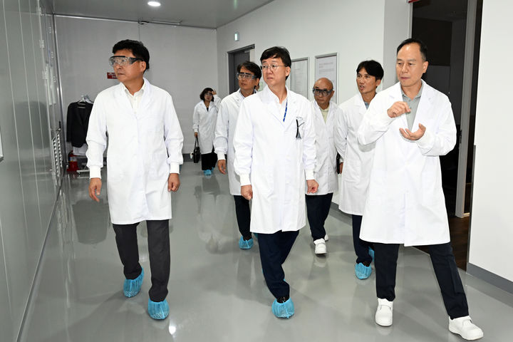 [안산=뉴시스]이민근 안산시장(맨 앞줄 가운데)이 26일 '인테그리스 코리아 테크놀로지'를 방문해 시설을 둘러보고 있다.(사진=안산시 제공)2025.08.27.photo@newsis.com *재판매 및 DB 금지