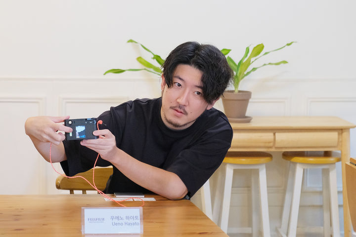 [서울=뉴시스]후지필름 디자인센터 제품 디자인 그룹의 우에노 하야토 디자이너가 지난 26일 서울 종로구 피어선빌딩에서 공동 기자회견을 하고 있다. (사진=후지필름 제공) photo@newsis.com *재판매 및 DB 금지