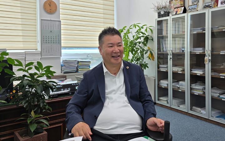 [대전=뉴시스]대전시의회 황경아 부의장이 27일 한화이글스의 대전야구장 장애인석 불법 전용 판매에 대한 향후 대책 등 입장을 밝히고 있다. 2025. 08. 27 photo@newsis.com *재판매 및 DB 금지