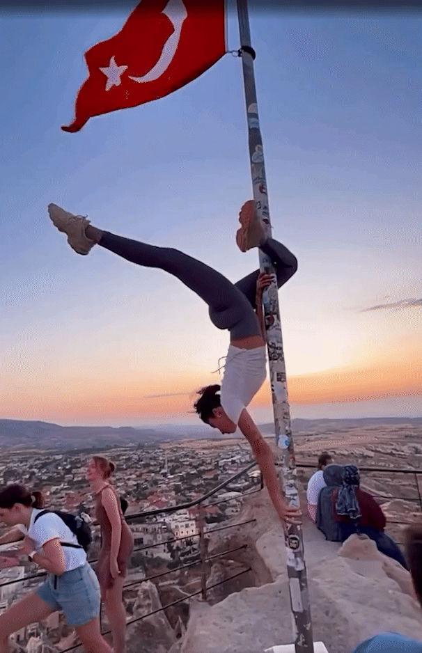 [뉴시스]지난 10일 터키 네브셰히르 우치히사르 국기게양대 위에서 춤을 추는 영상이 인스타그램에 게시됐다. (사진=뉴욕포스트) 2025.8.26 *재판매 및 DB 금지