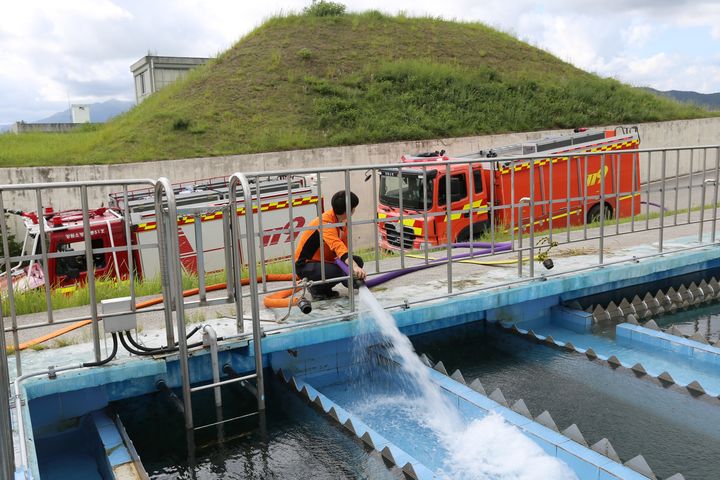 [강릉=뉴시스] 강릉소방서가 소방차량을 이용해 생활용수를 공급하고 있다,사진=강릉소방서 제공)photo@newsis.com *재판매 및 DB 금지