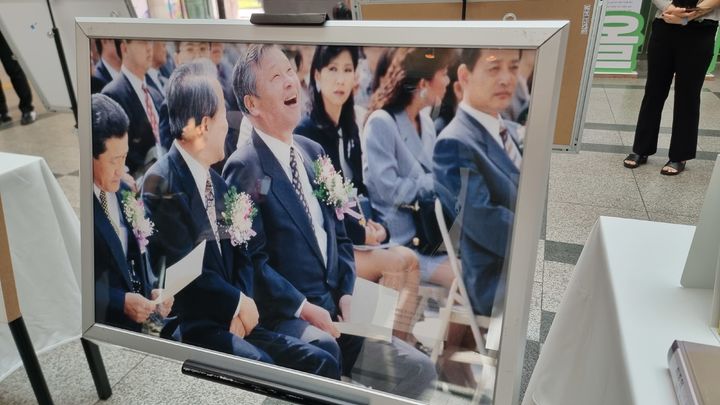 [수원=뉴시스]이지용 기자 = 경기 수원 선경도서관에는 '사람을 키우다, 지식을 나누다 - SK 최종건, 최종현 회장 특별전'이 열리고 있다. 사진은 최종현 선대회장이 개관식 당시 참석한 모습. 2025.08.27. leejy5223@newsis.com *재판매 및 DB 금지