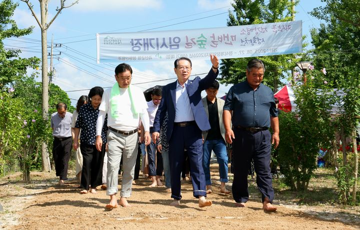 [괴산소식]'도심 속 힐링' 성황천 맨발숲길 임시 개장 등