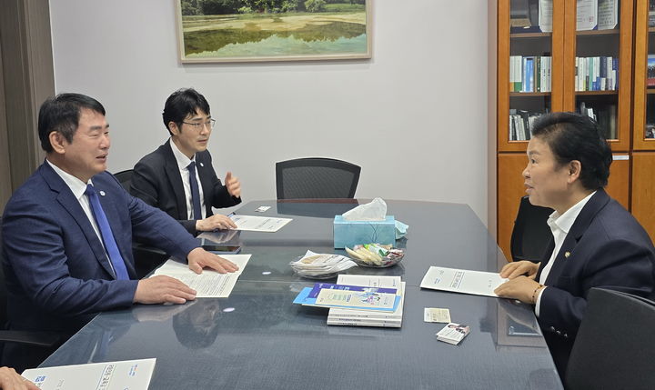 [광주=뉴시스] 이정선 광주시교육감이 27일 국회를 방문해 교육위원회 소속 더불어민주당 문정복 의원을 만나 광주교육 현안에 대한 협조를 요청하고 있다. (사진=시교육청 제공) photo@newsis.com *재판매 및 DB 금지