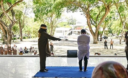 [뉴시스]두 사람은 사람들이 지켜보는 가운데 등나무 막대기로 각각 76대 채찍질을 당했다. (사진=데일리메일) 2025.8.26 