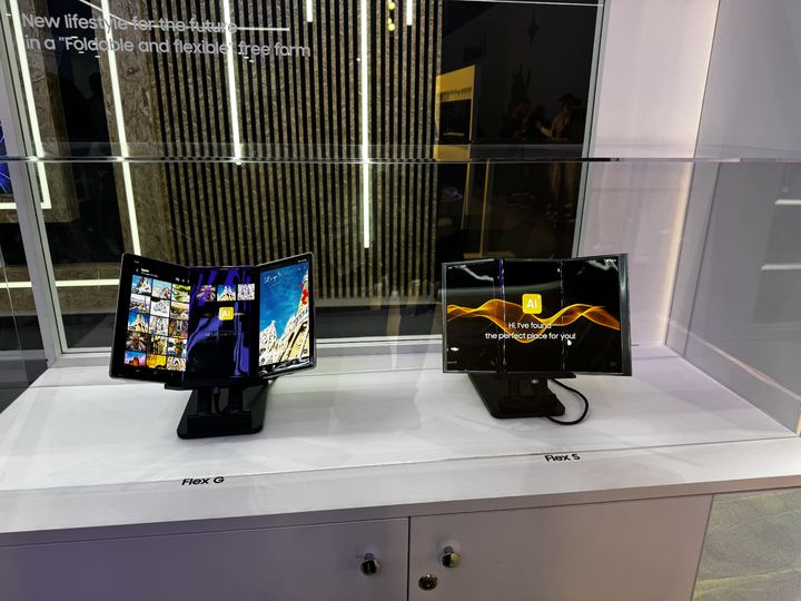 [바르셀로나(스페인)=뉴시스] 심지혜 기자= 삼성디스플레이가 스페인 바르셀로나에서 열린 MWC25에서 화면이 두 번 접히는 디스플레이를 선보였다. *재판매 및 DB 금지