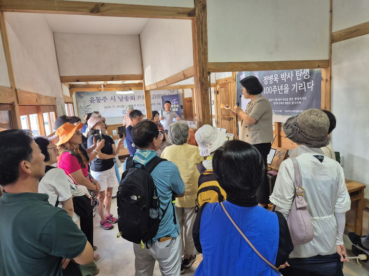 [광양=뉴시스] 윤동주연구소와 천안학연구소 회원 30여 명으로 구성된 문학기행단이 26~27일 윤동주 테마관광 상품의 일환으로 광양을 찾아 시인을 기억하고 시 세계를 탐험하고 있다. (사진=광양시 제공) 2025.08.27. photo@newsis.com *재판매 및 DB 금지