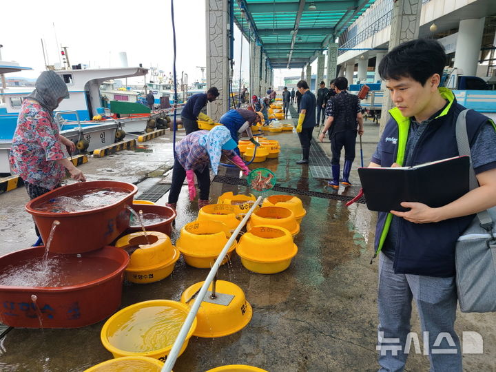 [포항=뉴시스] 송종욱 기자 = 포항시가 안전한 먹거리 제공과 시민 불안을 덜기 위해 '방사능 검사'를 강화한다. 사진은 올해 상반기 삼중수소 검사를 위해 시료를 수거하는 현장 모습. (사진=포항시 제공) 2025.08.27. photo@newsis.com