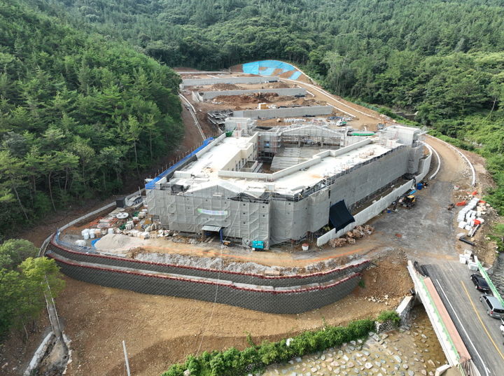 [고흥=뉴시스] 고흥군립하늘공원이 공정률 75%를 보이며 공사가 진행되고 있다. 내년 1월 개장할 예정이다. (사진=고흥군 제공) 2025.08.27. photo@newsis.com *재판매 및 DB 금지