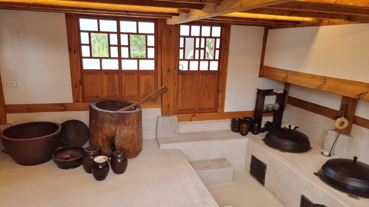 [수원=뉴시스]이지용 기자 = 경기도 수원시 평동 7번지의 'SK 고택'의 부엌. 2025.08.27. leejy5223@newsis.com *재판매 및 DB 금지