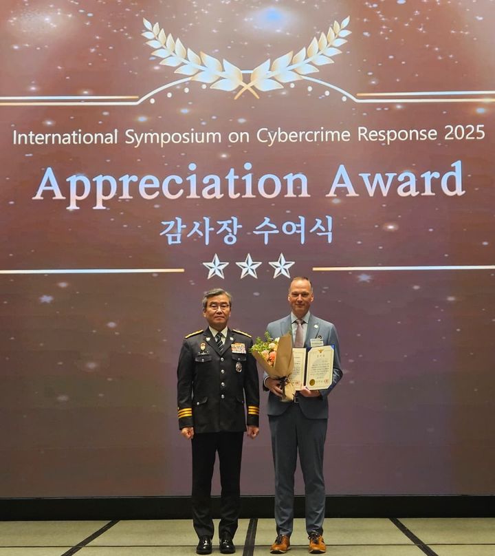 [서울=뉴시스] 바이낸스가 2025 국제 사이버범죄 대응 심포지엄에서 한국 경찰청 감사장을 받았다. (사진=바이낸스) 2025.08.27 *재판매 및 DB 금지