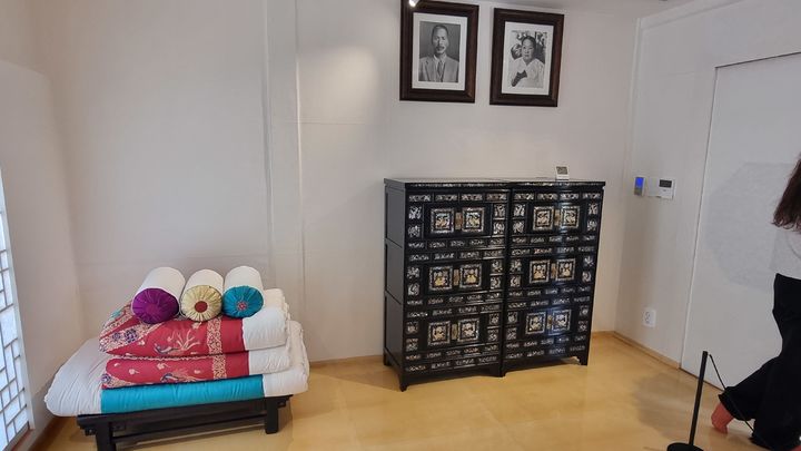 [수원=뉴시스]이지용 기자 = 경기도 수원시 평동 7번지의 'SK 고택'. 한옥 내부에는 최학배 공과 이동대 여사의 사진이 걸려 있다. 2025.08.27. leejy5223@newsis.com *재판매 및 DB 금지