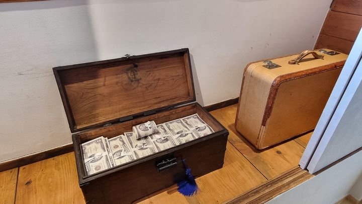 [수원=뉴시스]이지용 기자 = 경기도 수원시 평동 7번지의 'SK 고택'. 한옥 내부에 달러화 위폐가 담긴 상자가 뚜껑이 열린 채 놓여 있다. 2025.08.27. leejy5223@newsis.com *재판매 및 DB 금지