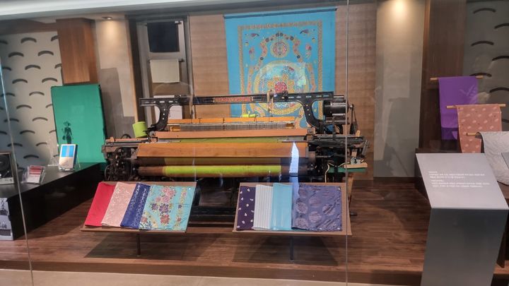 [수원=뉴시스]이지용 기자 = 옛 선경직물의 사무실로 이용했던 관리동에는 당시 실제 사용했던 방직기가 전시되어 있다.&nbsp; 2025.08.27. leejy5223@newsis.com *재판매 및 DB 금지