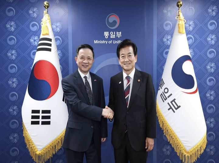 [서울=뉴시스]정동영 통일부 장관(오른쪽)이 27일 다이빙 주한 중국대사를 접견한 모습. 2025.08.27. (사진=통일부 제공) *재판매 및 DB 금지