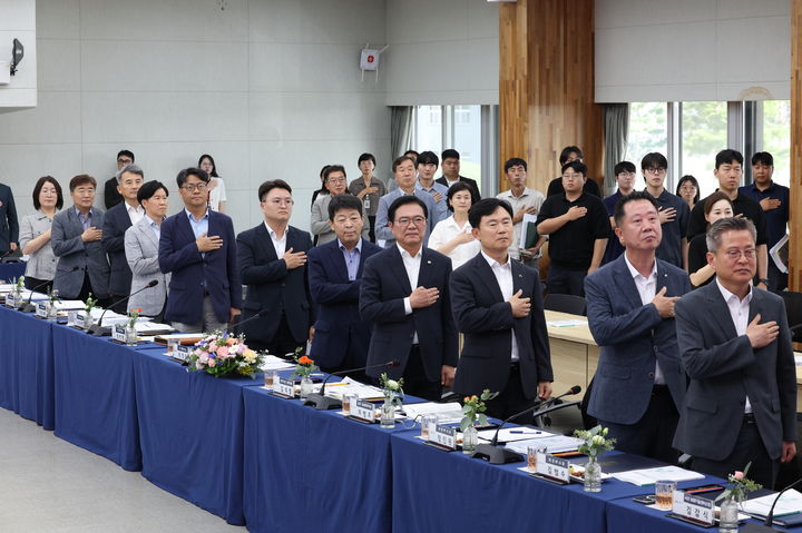 [홍성=뉴시스] 충남 도·시·군 관계자들이 27일 논산시청 대회의실에서 '2025년 제4회 도·시·군 정책현안 조정회의' 갖기에 앞서 국민의례를 하고 있다. (사진=충남도 제공) 2025.08.27. photo@newsis.com *재판매 및 DB 금지