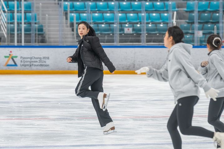 [서울=뉴시스] 27일 강원도 강릉하키센터에서 열린 플레이윈터 피겨스케이팅 아카데미에서 유망주를 지도하는 김연아. (사진 = 평창기념재단 제공) *재판매 및 DB 금지