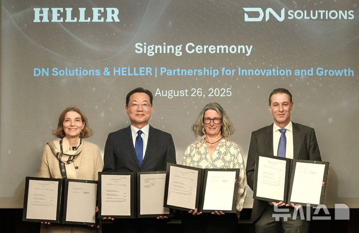 [창원=뉴시스]DN솔루션즈 김원종 대표이사(왼쪽서 두 번째)가 지난 26일(현지시각) 독일 뉘르팅겐에서 HELLER 홀딩스(HELLER Holding SE & Co. KGaA) 최대주주와 만나 HELLER 그룹 지분 전량을 인수하는 매매계약서에 서명한 후 기념촬영하고 있다.(사진=DN솔루션즈 제공) 2025.08.27. photo@newsis.com