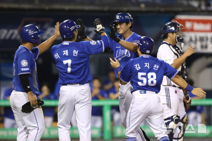 [서울=뉴시스]프로야구 삼성 라이온즈의 구자욱이 27일 잠실구장에서 벌어진 2025 신한 쏠뱅크 KBO리그 두산 베어스와의 경기에 3번 지명타자로 선발 출전해 4회 만루 홈런을 때려낸 뒤 동료들과 환호하고 있다. (사진=삼성 라이온즈 제공) 2025.08.27.