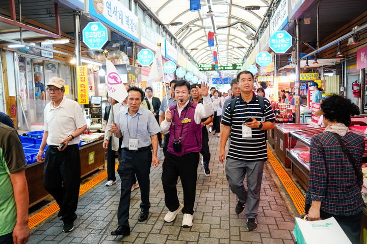 [서울=뉴시스] 동대문구 프레스투어 (청량리 전통시장 투어). 2025.8.28. (사진=동대문구 제공) *재판매 및 DB 금지