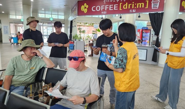 [창원=뉴시스]낙동강청, '특정도서' 불법행위 예방 캠페인.(사진=낙동강청 제공) 2025.08.27.photo@newsis.com *재판매 및 DB 금지