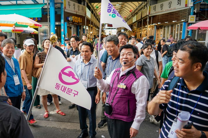 [서울=뉴시스] 동대문구 프레스투어 (청량리 전통시장 투어). 2025.8.28. (사진=동대문구 제공) *재판매 및 DB 금지