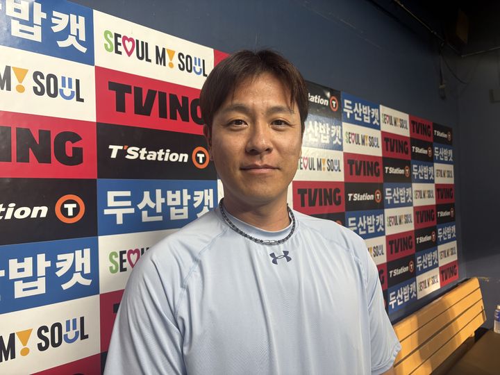 [서울=뉴시스]신유림 기자=프로야구 삼성 라이온즈의 포수 강민호가 27일 잠실구장에서 열린 2025 신한 쏠뱅크 KBO리그 두산 베어스와의 경기에 7번 타자 포수로 선발 출전해 4타수 2안타 1타점 1득점을 기록, 역대 최고령 1000득점을 올린 뒤 인터뷰에 임하고 있다. 2025.08.27. spicy@newsis.com *재판매 및 DB 금지