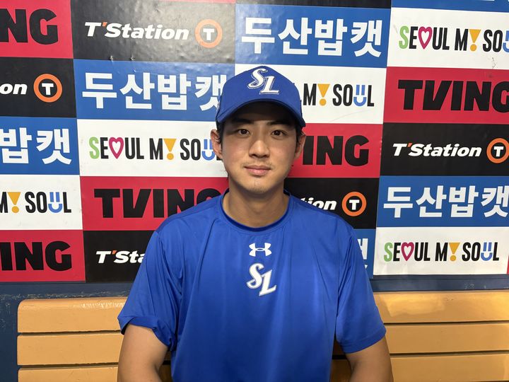 [서울=뉴시스]신유림 기자=프로야구 삼성 라이온즈의 간판타자 구자욱이 27일 잠실구장에서 열린 2025 신한 쏠뱅크 KBO리그 두산 베어스와의 경기에 3번 지명타자로 선발 출전해 5타수 2안타 2홈런 6타점 2득점으로 맹활약한 뒤 수훈 인터뷰에 임하기 전 사진을 찍고 있다. 2025.08.27. spicy@newsis.com *재판매 및 DB 금지