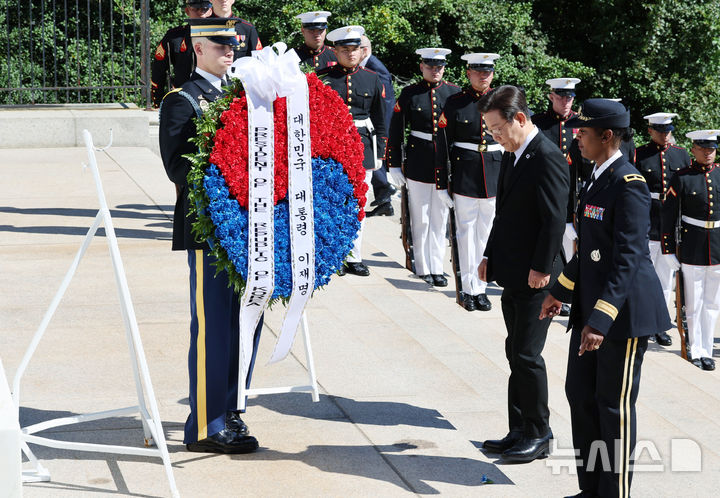 [워싱턴=뉴시스] 고범준 기자 = 이재명 대통령이 26일(현지 시간) 워싱턴DC 인근 알링턴 국립묘지를 참배하고 있다. 2025.08.27. bjko@newsis.com