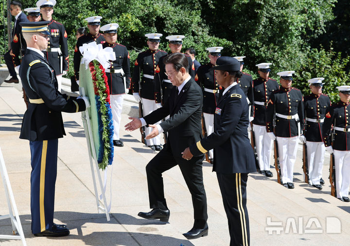 [워싱턴=뉴시스] 고범준 기자 = 이재명 대통령이 26일(현지 시간) 워싱턴DC 인근 알링턴 국립묘지를 참배하고 있다. 2025.08.27. bjko@newsis.com