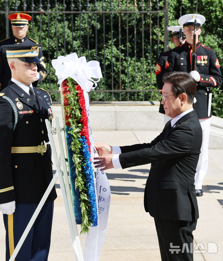 [워싱턴=뉴시스] 고범준 기자 = 이재명 대통령이 26일(현지 시간) 워싱턴DC 인근 알링턴 국립묘지를 참배하고 있다. 2025.08.27. bjko@newsis.com