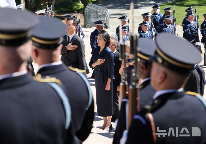 [워싱턴=뉴시스] 고범준 기자 = 김혜경 여사가 26일(현지 시간) 워싱턴DC 인근 알링턴 국립묘지를 참배하고 있다. 2025.08.27. bjko@newsis.com