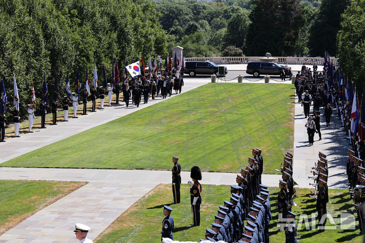 [워싱턴=뉴시스] 고범준 기자 = 이재명 대통령과 김혜경 여사가 26일(현지 시간) 워싱턴DC 인근 알링턴 국립묘지를 참배하기 위해 이동하고 있다. 2025.08.27. bjko@newsis.com