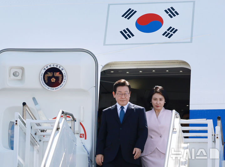 [필라델피아=뉴시스] 고범준 기자 = 이재명 대통령과 김혜경 여사가 26일(현지 시간) 필라델피아 국제공항에 도착해 공군1호기에서 내리고 있다. 2025.08.27. bjko@newsis.com
