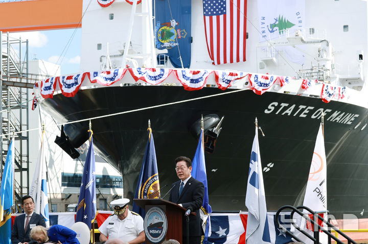 [필라델피아=뉴시스] 고범준 기자 = 이재명 대통령이 26일(현지 시간) 필라델피아 한화 필리조선소에서 열린 미국 해양청 발주 국가안보 다목적선 '스테이트 오브 메인'호의 명명식에서 축사를 하고 있다. 2025.08.27. bjko@newsis.com