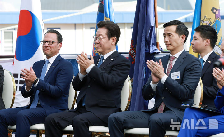[필라델피아=뉴시스] 고범준 기자 = 이재명 대통령이 26일(현지 시간) 필라델피아 한화 필리조선소에서 열린 미국 해양청 발주 국가안보 다목적선 '스테이트 오브 메인'호의 명명식에서 김동관 한화그룹 부회장, 조시 샤피로(왼쪽) 펜실베니아 주지사와 박수 치고 있다. 2025.08.27. bjko@newsis.com
