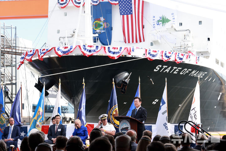 [필라델피아=뉴시스] 고범준 기자 = 이재명 대통령이 26일(현지 시간) 필라델피아 한화 필리조선소에서 열린 미국 해양청 발주 국가안보 다목적선 '스테이트 오브 메인'호의 명명식에서 축사를 하고 있다. 2025.08.27. bjko@newsis.com