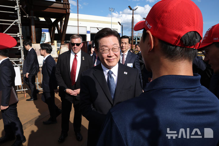 [필라델피아=뉴시스] 고범준 기자 = 이재명 대통령이 26일(현지 시간) 필라델피아 한화 필리조선소를 방문해 '마스가 모자'를 쓴 직원들을 격려하고 있다. 2025.08.27. bjko@newsis.com