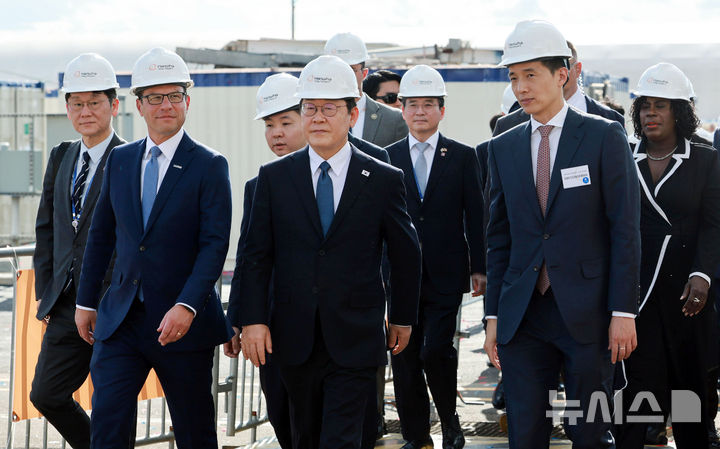 [필라델피아=뉴시스] 고범준 기자 = 이재명 대통령이 26일(현지 시간) 필라델피아 한화 필리조선소를 방문해 김동관 한화그룹 부회장, 조시 샤피로 펜실베니아 주지사 등과 함께 현장 시찰을 하고 있다. 2025.08.27. bjko@newsis.com