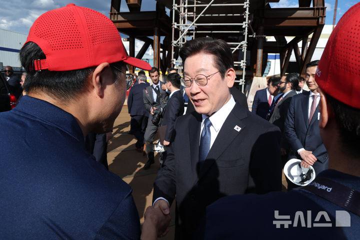 [필라델피아=뉴시스] 고범준 기자 = 이재명 대통령이 26일(현지 시간) 필라델피아 한화 필리조선소를 방문해 '마스가 모자'를 쓴 직원들을 격려하고 있다. 2025.08.27. bjko@newsis.com