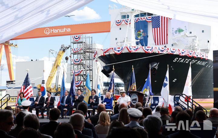 [필라델피아=뉴시스] 중국 상무부가 한화오션의 미국 내 자회사들이 미국 조사에 협조해 중국 기업 권익을 침해했다며 제재를 부과했다. 사진은 이재명 대통령이 지난 8월26일(현지 시간) 필라델피아 한화 필리조선소에서 열린 미국 해양청 발주 국가안보 다목적선 '스테이트 오브 메인'호 명명식에서 김동관 한화그룹 부회장 등 참석자들과 박수를 치는 모습. 2025.10.14. bjko@newsis.com