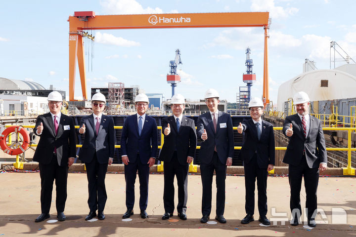 [필라델피아=뉴시스] 고범준 기자 = 이재명 대통령이 26일(현지 시간) 필라델피아 한화 필리조선소를 방문해 현장 시찰을 마친 뒤 참석자들과 기념촬영을 하고있다. 왼쪽부터 데이비드 김 한화필리조선소 대표, 조현 외교부 장관, 조시 샤피로 펜실베이니아 주지사, 이 대통령, 김동관 한화그룹 부회장, 김정관 산업통상자원부장관, 토드 영 상원의원. 2025.08.27. bjko@newsis.com