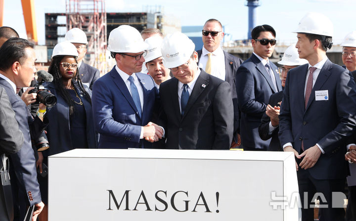 [필라델피아=뉴시스] 고범준 기자 = 이재명 대통령이 8월 26일 필라델피아 한화 필리조선소를 방문해 방명록에 서명한 뒤 조시 샤피로 펜실베니아 주지사와 악수하고 있다. 2025.10.16. bjko@newsis.com