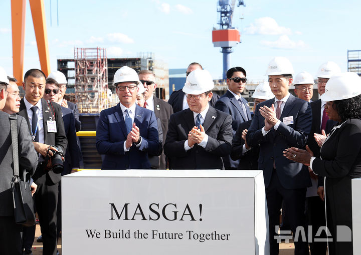 [필라델피아=뉴시스] 고범준 기자 = 이재명 대통령이 8월 26일(현지 시간) 필라델피아 한화 필리조선소를 방문해 방명록에 서명한 뒤 김동관 한화그룹 부회장, 조시 샤피로 펜실베니아 주지사 등 참석자들과 박수 치고 있다. 2025.10.30. bjko@newsis.com